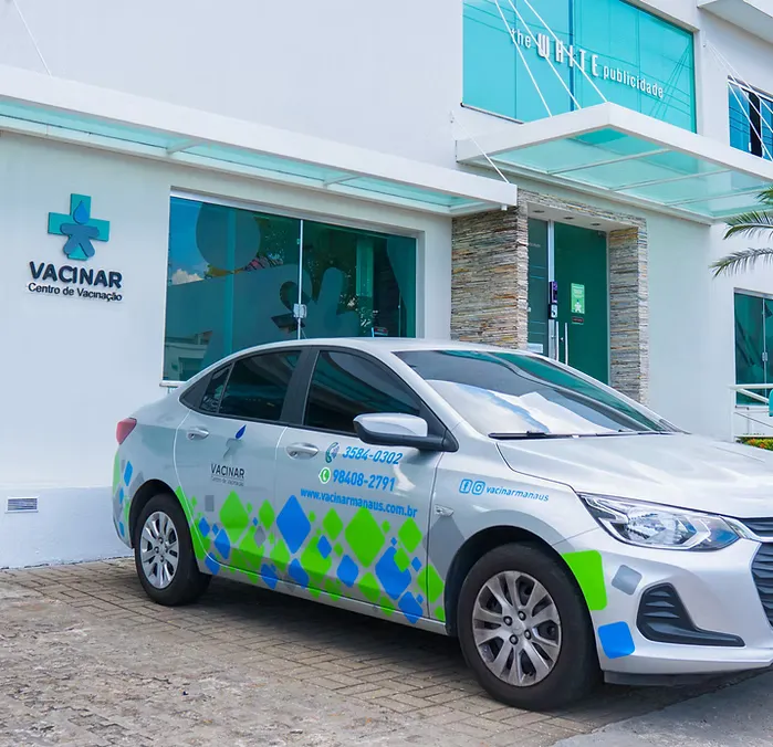 Carro do atendimento domiciliar da Vacinar estacionado em frente à clínica, em Manaus